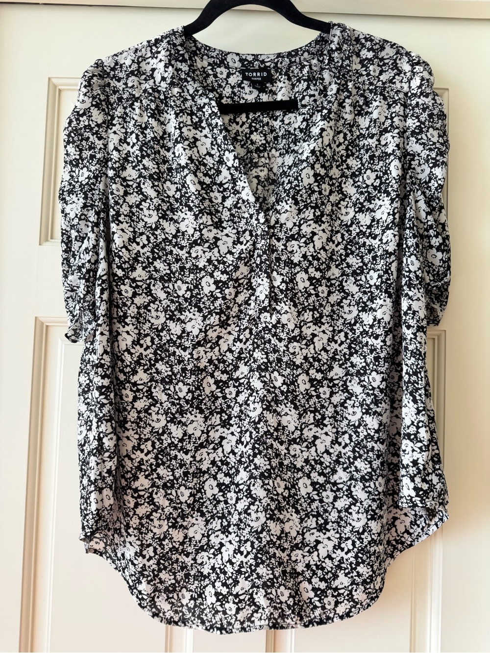 torrid Black & White Floral V-Neck Blouse